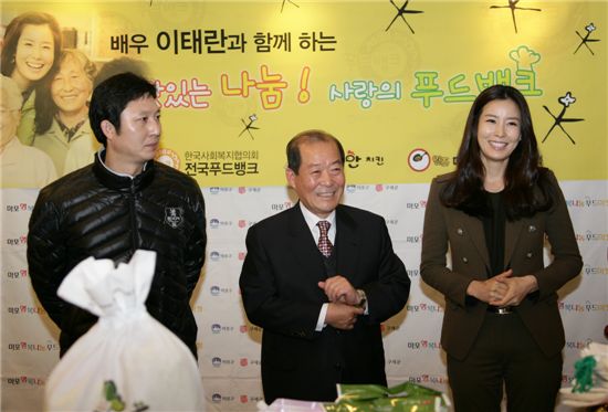 박홍섭 마포구청장(가운데)이 탤런트 이태란(오른쪽), 원조마포할머니빈대떡 이수일 대표와 함께 하며 미소를 짓고 있다.


 
