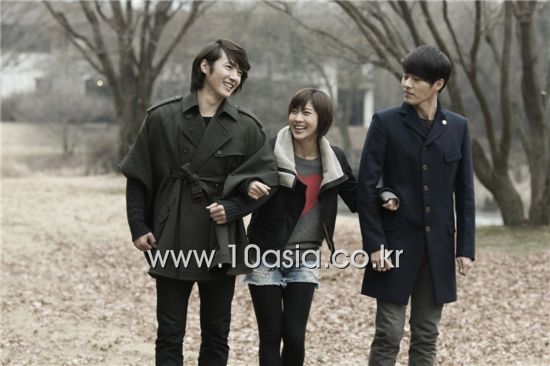 From left, actor Yoon Sang-hyun, Ha Ji-won and Hyun Bin take part in a press conference for SBS TV series "Secret Garden" held at the Maiim Vision Village in the Gyeonggi Province of South Korea on December 8, 2010. [Lee Jin-hyuk/10Asia]