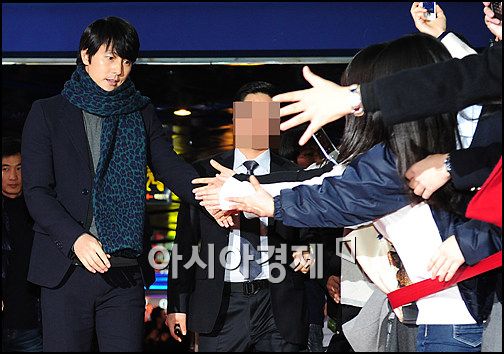[포토]'정우성씨, 제 손 한번 잡아주세요'