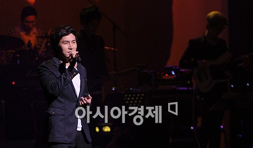 [포토]열창하는 김동완