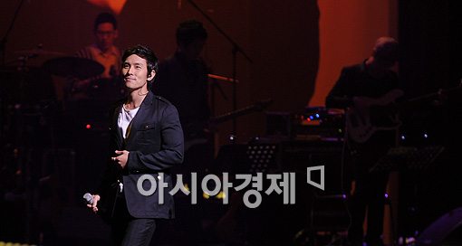 [포토]김동완, 팬들과 만남 '뿌듯해요'