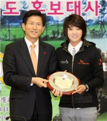  김문수 경기도지사(왼쪽)와 최나연.