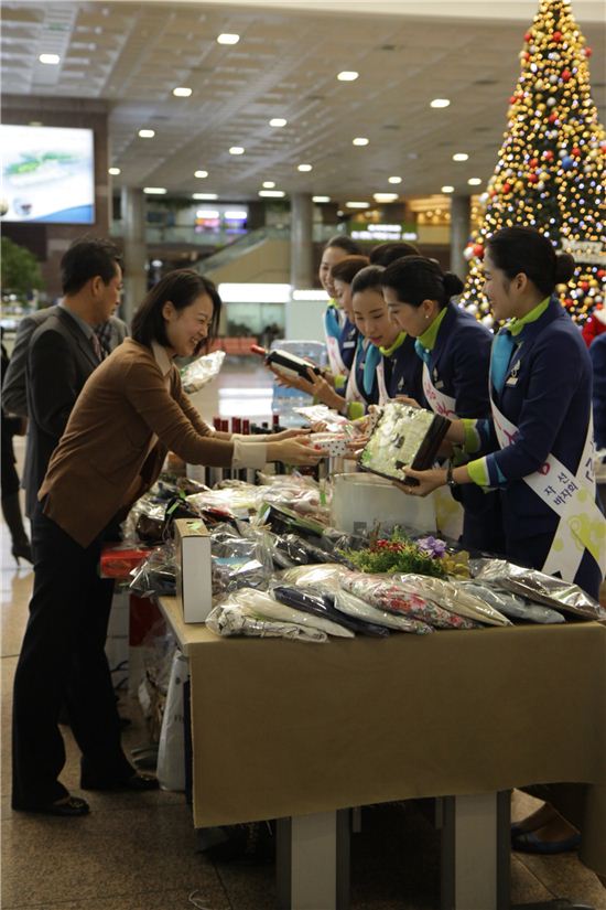 에어부산 승무원들이 10일 오전 9시부터 김해공항 국내선 2층 에어부산 카운터 앞에서 소외아동을 돕기 위한 '행복나눔 자선바자회'를 개최했다.
