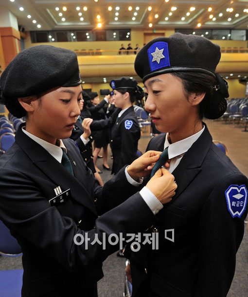[포토] 복장 점검하는 여성 학군단