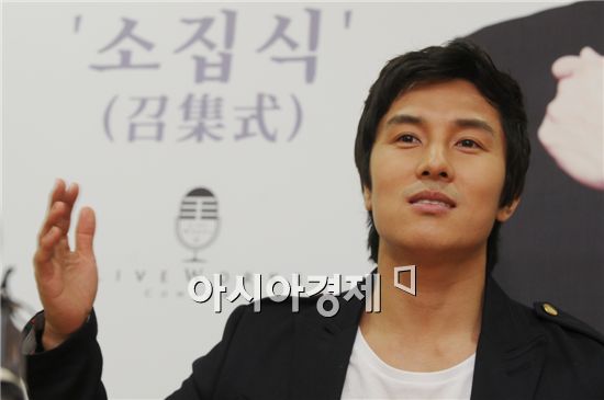 Shinhwa member Kim Dong-wan speaks during a press conference held ahead of his fan meeting held at Sangmyung University in Seoul, South Korea on December 9, 2010. [Lee Ki-bum/Asia Economic Daily]