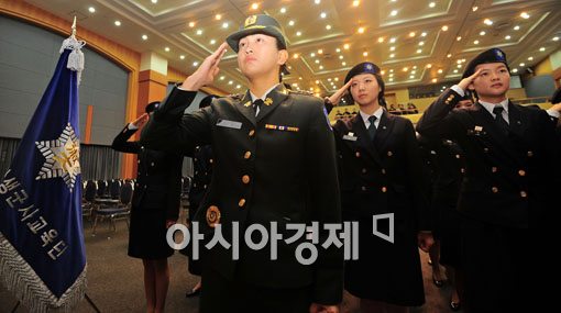 [포토] 절도 있는 모습의 여성 학군단