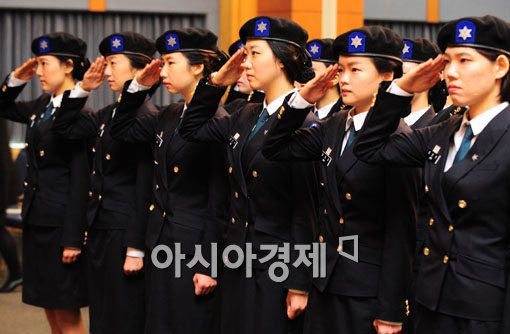 [포토] 절도 있는 모습의 여성 학군단