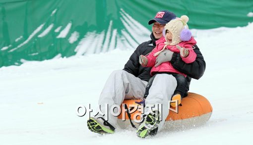 [포토]아빠와 아이의 신나는 눈썰매!