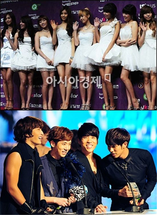 Girl group Girls' Generation (top) and male ballad group 2AM at Golden Disk Awards Ceremony on Thursday, December 9 [Asia Economy Daily]