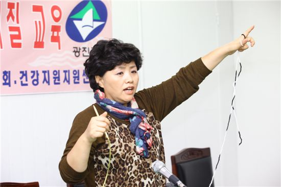 뜨개질 방법을 설명하고 있는 김영옥 새마을부녀회장.

