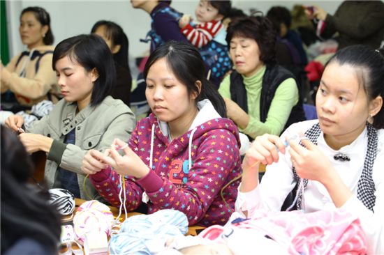 뜨개질 교육을 경청하는 다문화가족 모습
  
