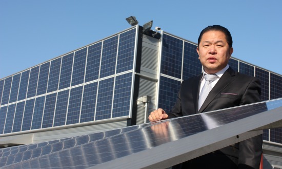 박길호 서울전력 대표가 충남 금산 공장에 설치한 태양광시설 앞에서 신재생에너지에 대한 설명을 하고 있다.