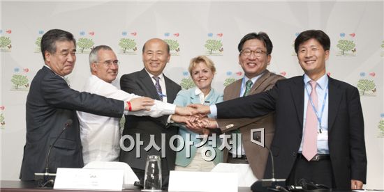 이만의 환경부 장관과 덴마크 정부대표단은 8일(현지시간) 공동 기자회견을 열고 덴마크 정부의 글로벌 녹색성장연구소(Global Green Growth Institute, GGGI)에 대한 향후 3년간 연 500만불 규모의 재정 기여 계획 등을 발표한후 손을 맞잡고 있다.