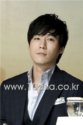 Jung Sang-yoon attends a press conference for musical "Tears of Heaven" held at the Imperial Palace hotel in Seoul, South Korea on December 13, 2010. [Lee Jin-hyuk/10Asia]