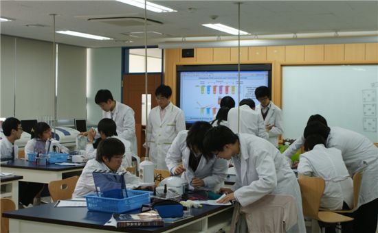 실험실에서 과학 실험에 몰두하고 있는 세종과학고등학교 학생들의 모습