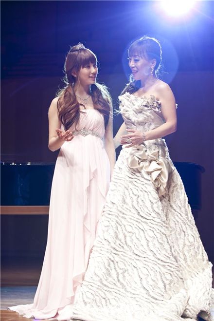 miss A Suzy and famed sopranista Jo Su-mi in "Dream High" [KBS]