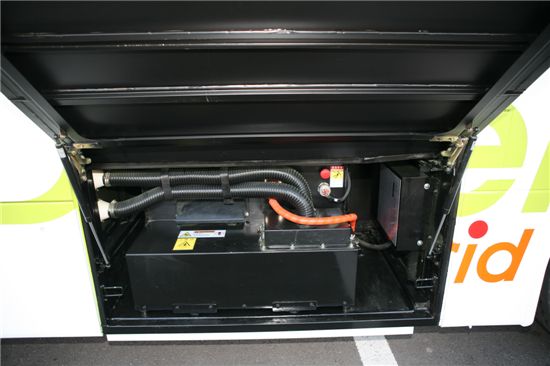 ▲ 디젤하이브리드버스의 측면에 장착된 모터 배터리.