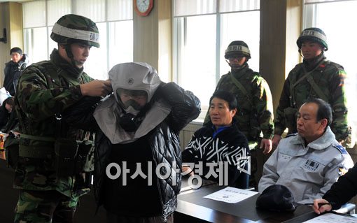 [포토] 방독면 착용 교육받는 연평도 주민