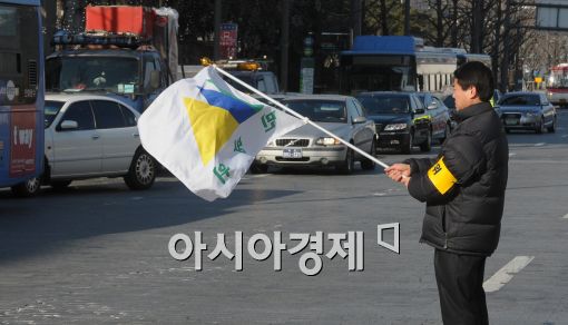 [포토]민방공 훈련에 차량 운행 중단