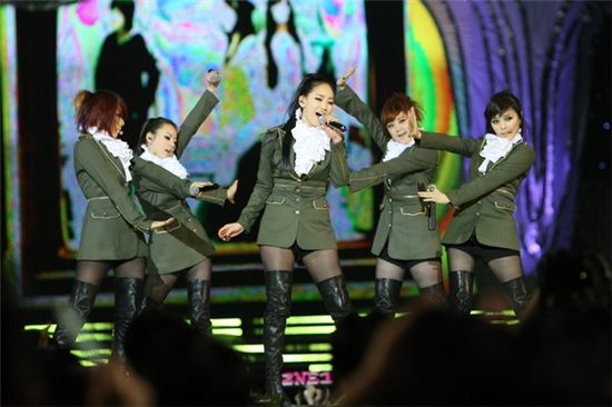 Korean girl group Wonder Girls performing for their concert in Malaysia. [Mnet Media]