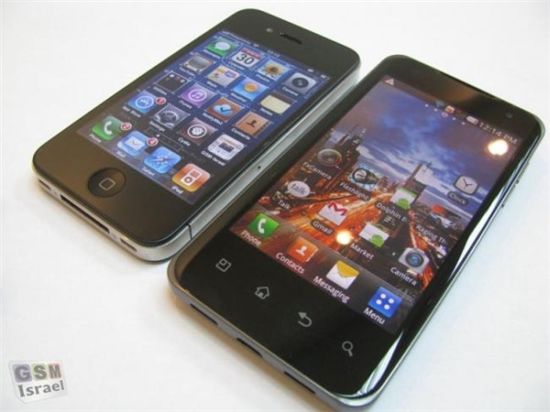 한 해외 블로그사이트에 공개된 LG 듀얼코어 스마트폰 스타(오른쪽) 사진. 아이폰4에 비해 월등히 큰 화면을 자랑한다.