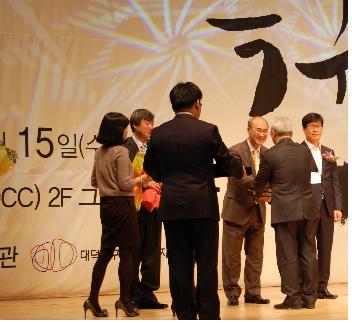 이승완 서울프로폴리스 대표가 15일 '2010 대덕특구의 날' 행사 때 지식경제부장관상을 받고 있다.