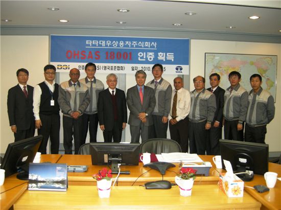 김종식 타타대우 사장(좌측 6번째)과 천정기 BSI코리아 사장(좌측 5번째)이 지난 15일 타타대우 본사에서  안전보건경영시스템에 대한 인증식을 가졌다.
