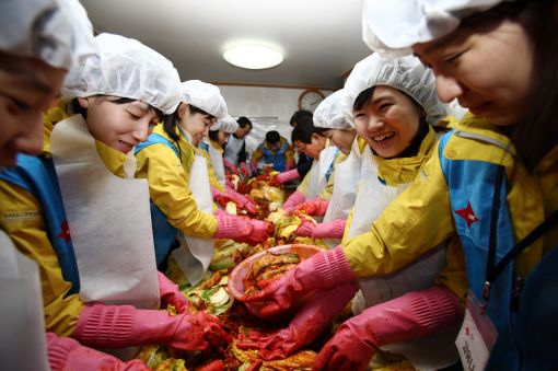 석유公, 신입직원들 김장담그기 봉사
