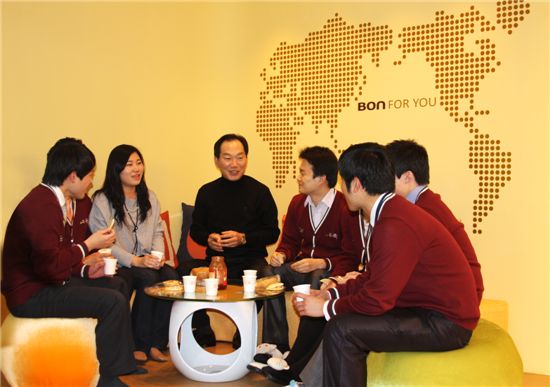 김철호 본아이에프 대표(가운데)가 임직원들과 함께 '본어플리케이션'에서 다과를 하며 활짝 웃고 있다. 본어플리케이션은 직원들의 휴식과 건강을 위해 만든 행복한 쉼터다. 
