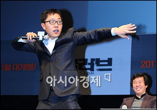 [포토]김제동 '이것이 이승엽에게 배운 투구법'