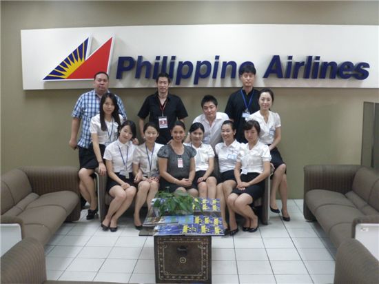 필리핀항공 실습인턴들과 함께한 박학영 초이스앤컴퍼니 대표(첫줄 왼쪽에서 두번째).