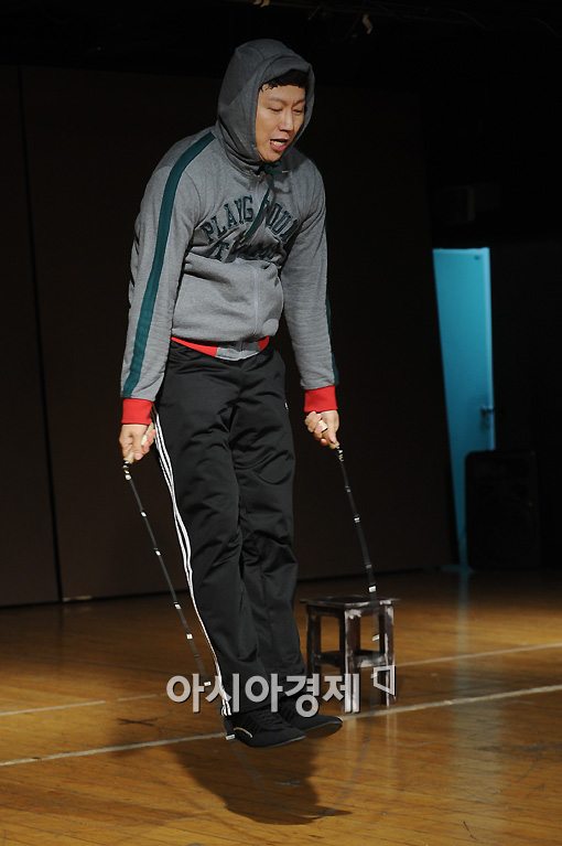 [포토]김수로 '줄넘기 정도야 가뿐하지'