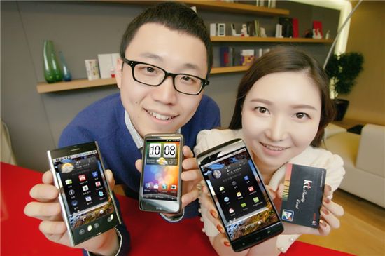 KT 직원들이 델의 4.1인치 스마트폰 베뉴(왼쪽부터)와 4.3치인 HTC의 디자이어HD, 5인치 델 스트릭 등 대화면 스마트폰을 선보이고 있다.