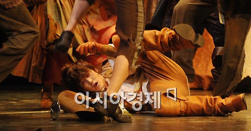 [포토]규현 '때리지마세요'