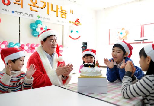 [포토]"사랑의 온기나눠요" 산타로 변한 최경환 장관