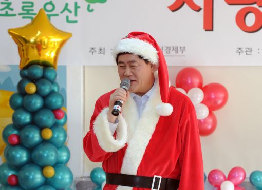 [포토]"사랑의 온기나눠요" 산타로 변한 최경환 장관