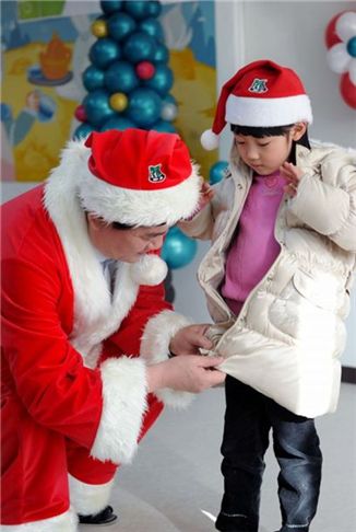 [포토]"사랑의 온기나눠요" 산타로 변한 최경환 장관