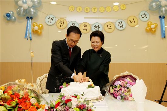 靑 직원들, 'MB칠순·결혼40주년' 깜짝 파티