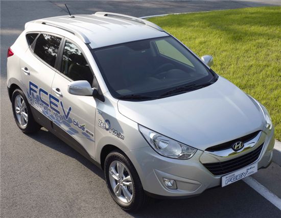 현대차가 차세대 친환경차인 투싼ix 수소연료전지차(FCEV:Fuel Cell Electric Vehicle) 개발을 완료하고 내년부터 국내외 실증사업에 투입한다.
