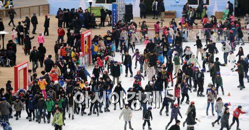 [포토]서울광장 스케이트장 가득 메운 시민들!