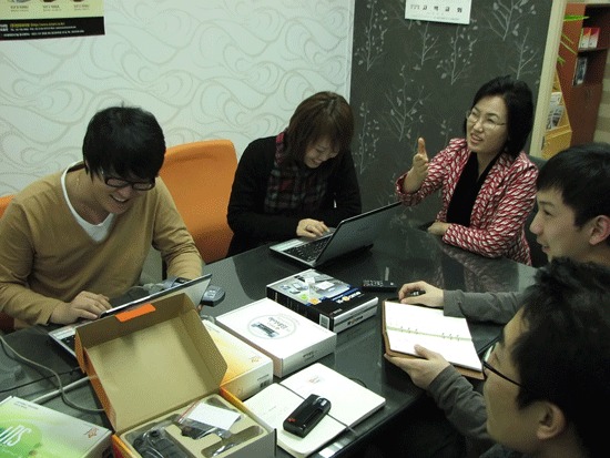 한국인식기술의 송 대표와 직원들이 '서프' 개발관련회의를 주재하고 있다.