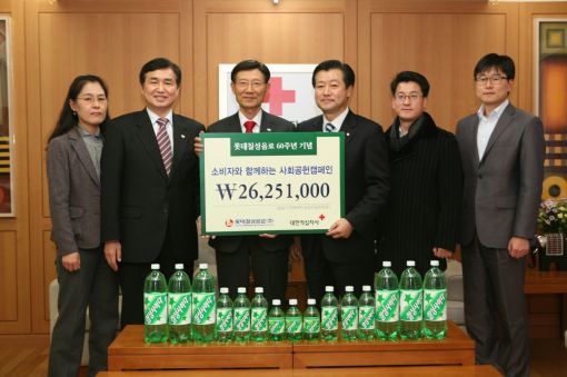 이영구 롯데칠성음료 마케팅이사(오른쪽 3번째)가 김용현 대한적십자사 사무총장(왼쪽 3번째)에게 ‘소비자와 함께하는 칠성사이다 사회공헌캠페인’성금 2625만1000원을 전달하고 있다.