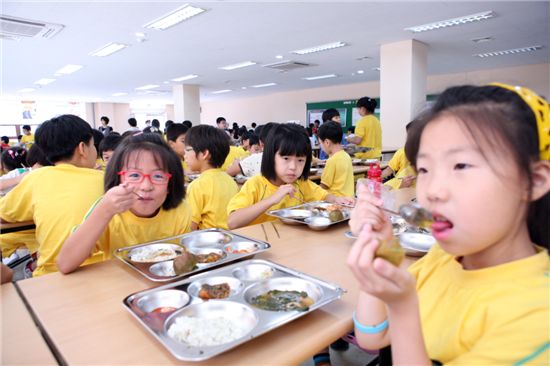 천호초등학교 어린이들이 점심 식사를 하고 있다.