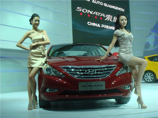 현대자동차는 20일(현지시간) 중국 광저우 소재 수출입상품교역전시관(China Import and Export Fair Complex)에서 열린 ‘2010 광저우 모터쇼’에서 내년 초 본격 출시 예정인 쏘나타를 중국시장에 최초로 선보였다.
