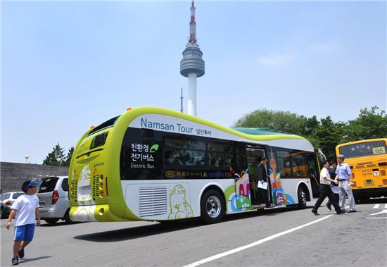 서울시는 오는 21일부터 남산에 친환경 대형전기버스 운행을 시작한다. 사진은 땅콩모양의 버스 차체 모습.