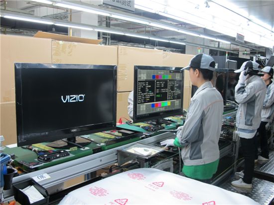 중국 쑤저우의 라켄R1공장에서 한 직원이 비지오향 TV 조립과정을 테스트하고 있다.