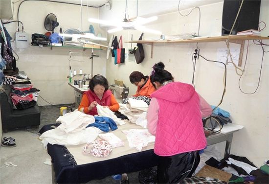 저소득층 시민들이 서울시 지역자활센터에서 생산활동을 하는 모습. 