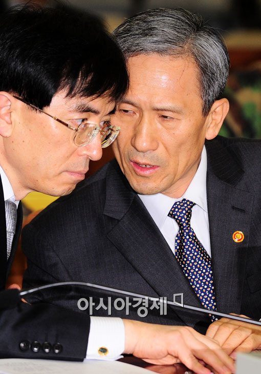 [포토] 심각한 표정의 김관진 국방장관