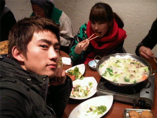 2PM member Taecyeon and miss A member Suzy in a restaurant in Japan. [Taecyeon's official Twitter site]
