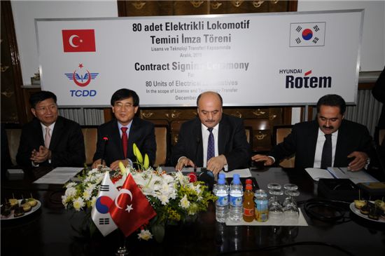 이여성 현대로템 부회장(왼쪽 두 번째)과 슐레이만 카라만 터키 철도청장(왼쪽 세 번째)이 터키 철도청사에서 전기기관차 공급 계약서에 서명하고 있다.